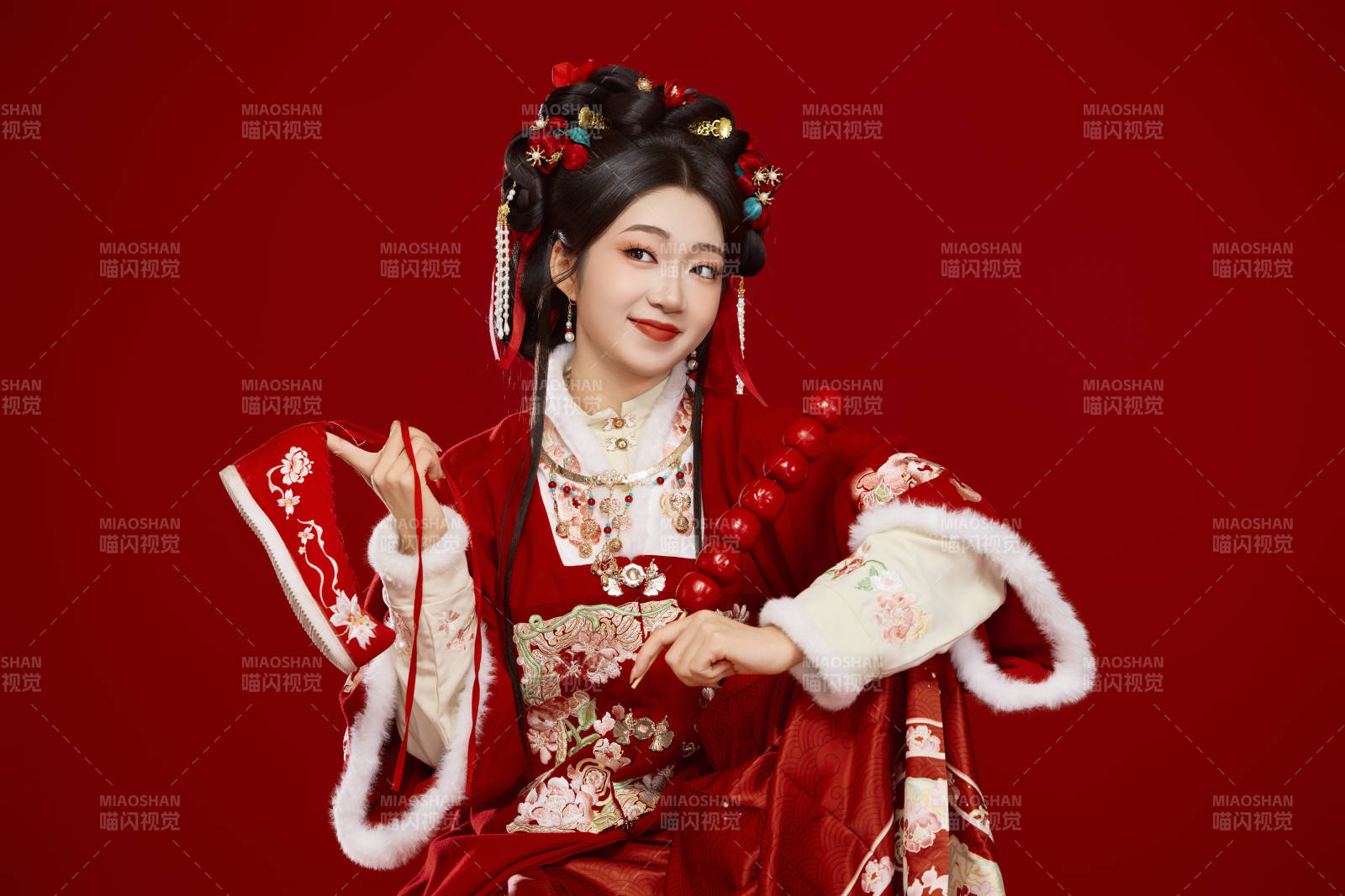 身穿喜庆汉服手拿糖葫芦的可爱中国美女图片