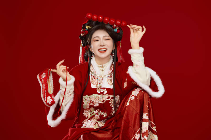 身穿喜庆汉服手拿糖葫芦的可爱中国美女图片