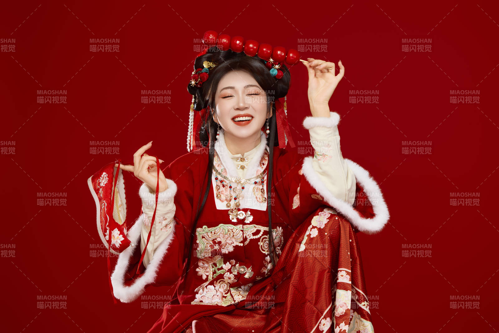 身穿喜庆汉服手拿糖葫芦的可爱中国美女图片