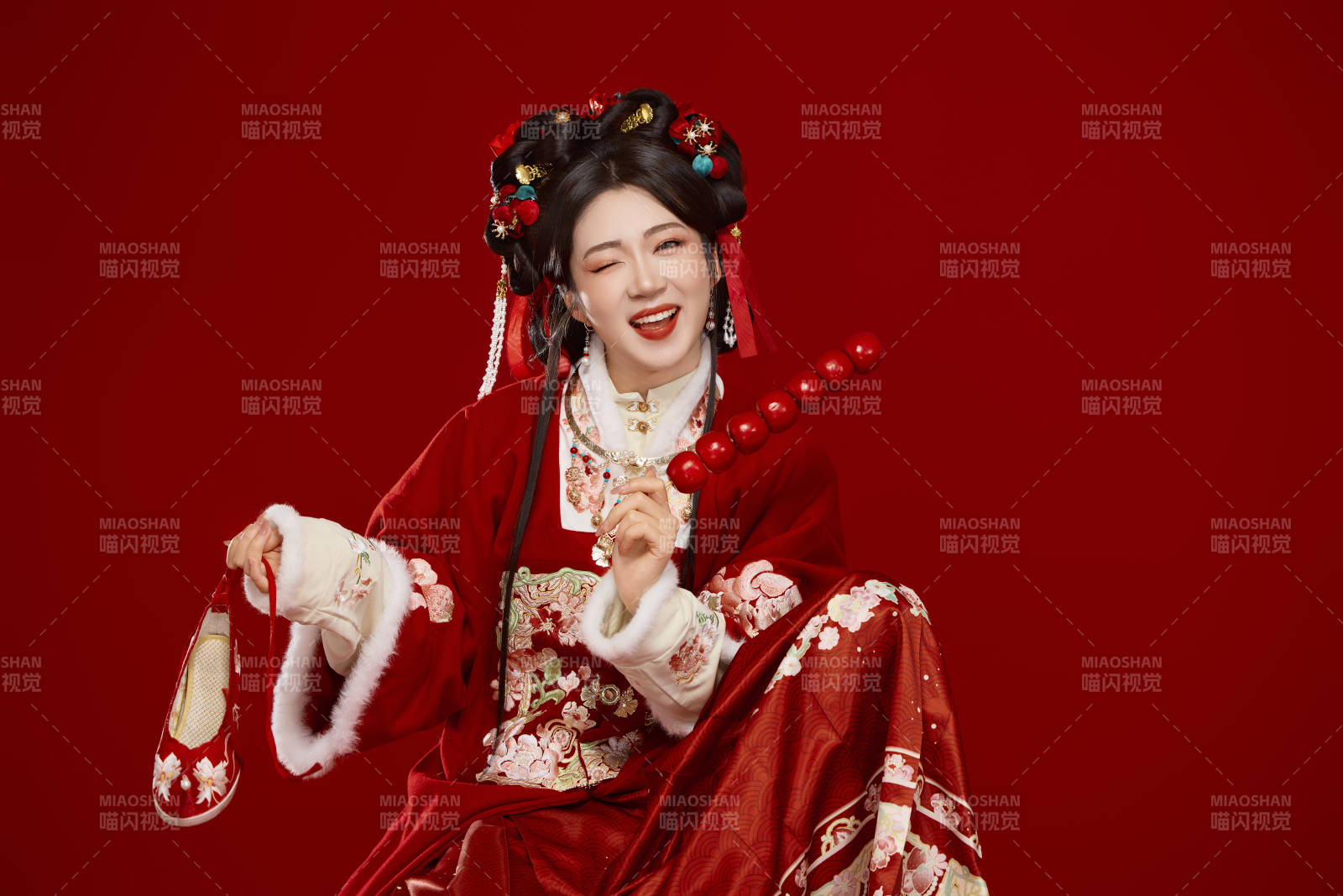 身穿喜庆汉服手拿糖葫芦的可爱中国美女图片