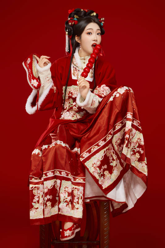 身穿喜庆汉服手拿糖葫芦的可爱中国美女图片
