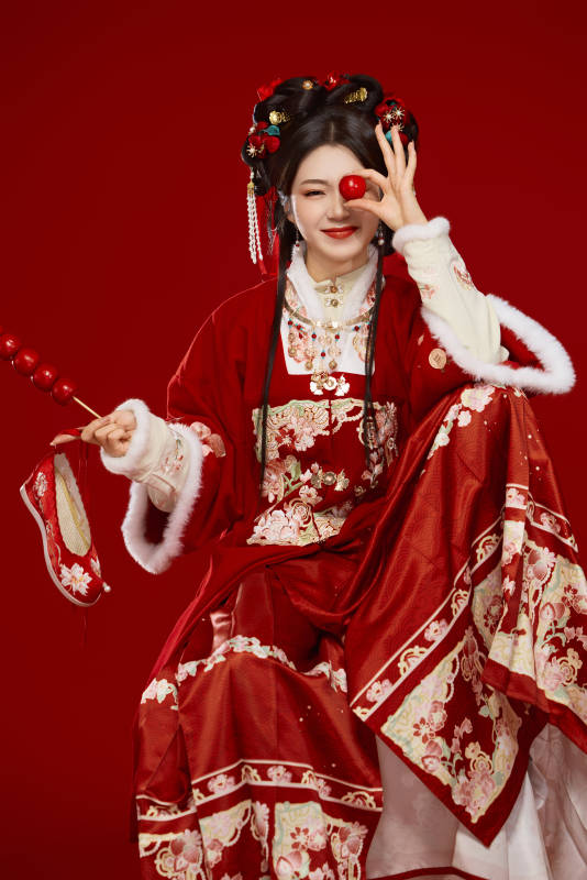 身穿喜庆汉服手拿糖葫芦的可爱中国美女图片