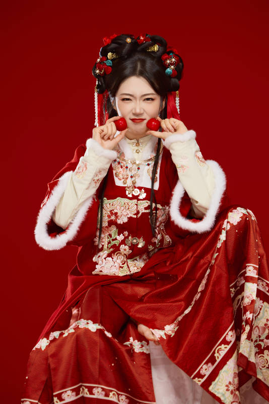 身穿喜庆汉服手拿糖葫芦的可爱中国美女图片