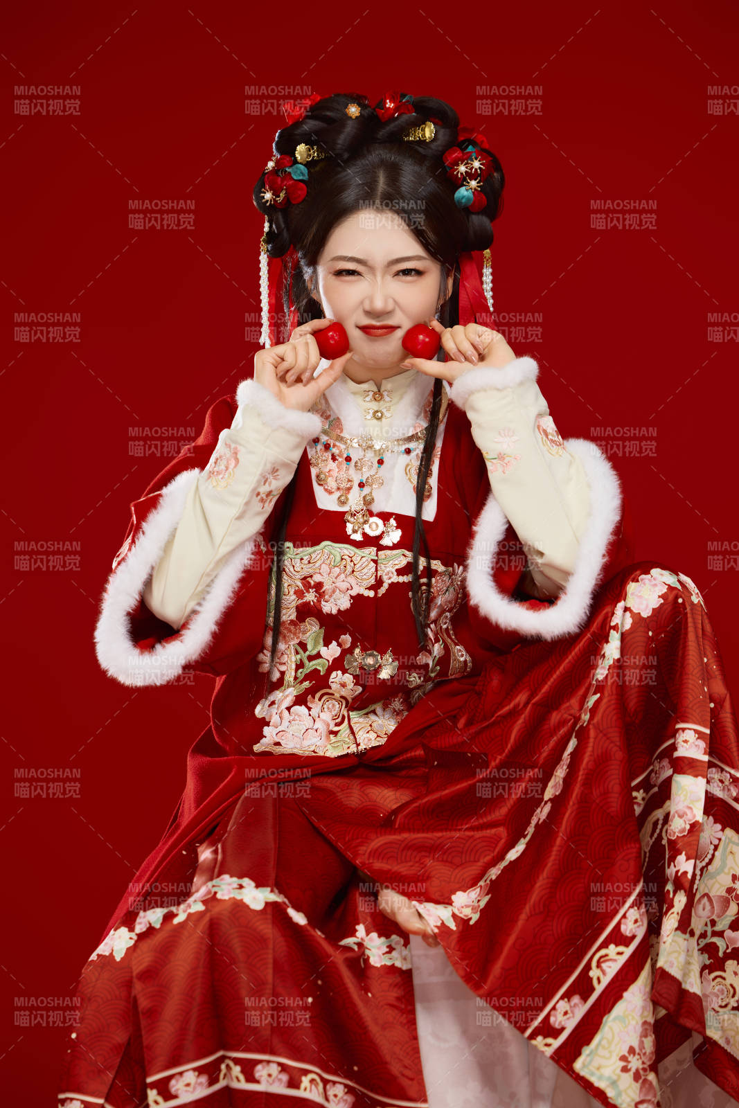 身穿喜庆汉服手拿糖葫芦的可爱中国美女图片