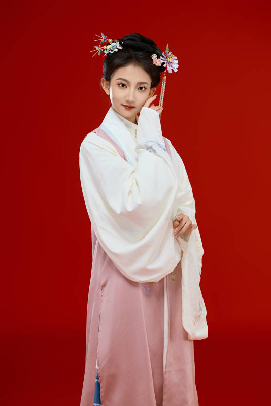 红色背景下穿着中国明朝明制汉服服饰的少女图片