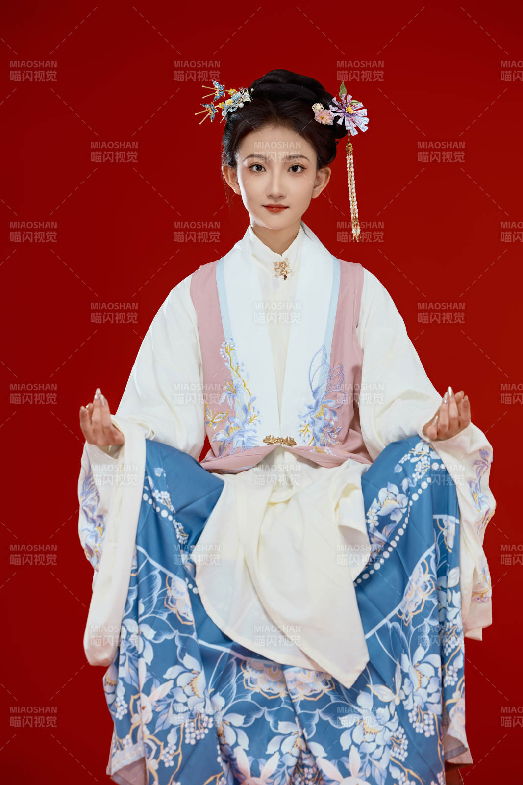 红色背景下穿着中国明朝明制汉服服饰的少女图片