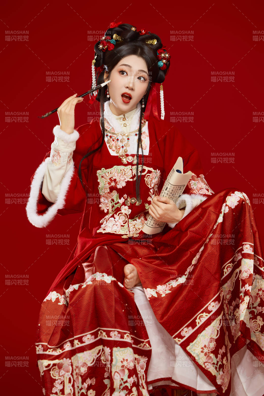 红色背景下身穿喜庆汉服认真学习的中国美女图片