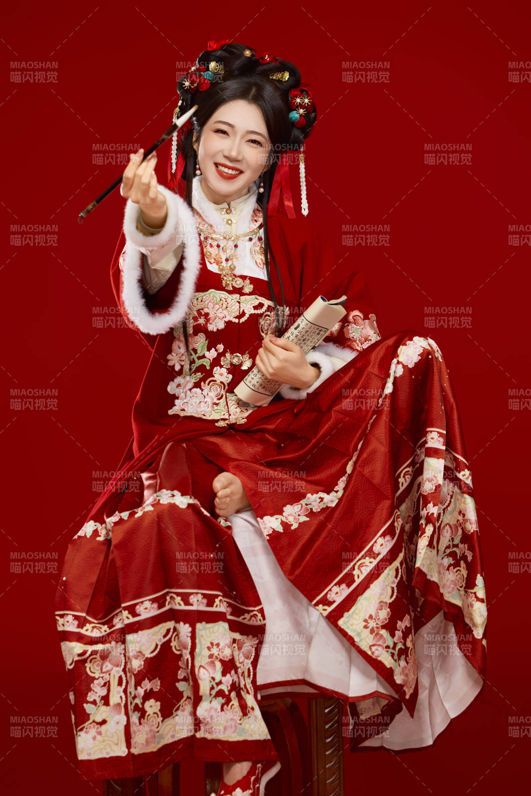 红色背景下身穿喜庆汉服认真学习的中国美女图片