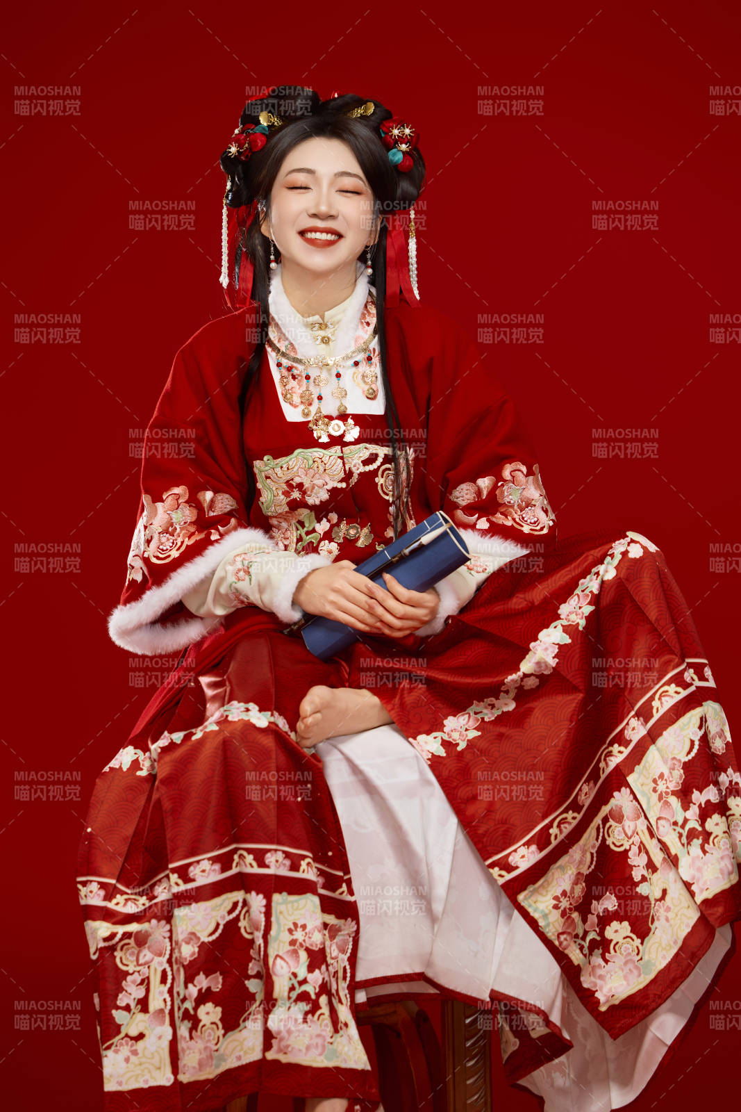 红色背景下身穿喜庆汉服认真学习的中国美女图片