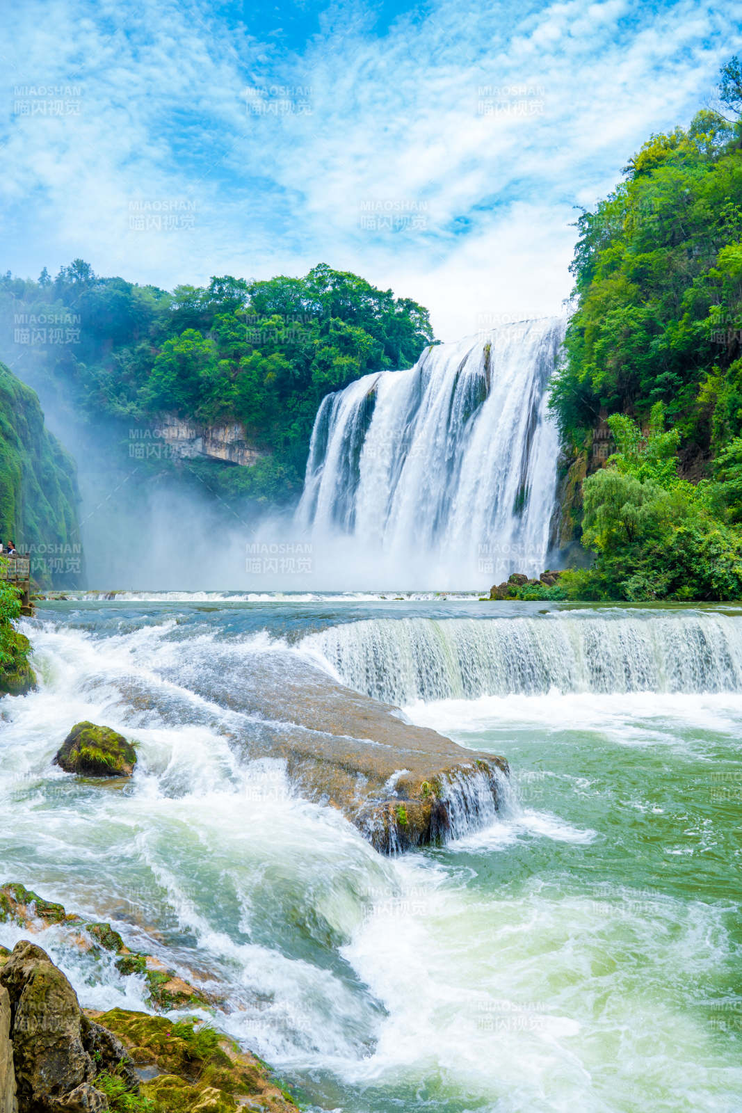 黄果树瀑布飞流直下图片