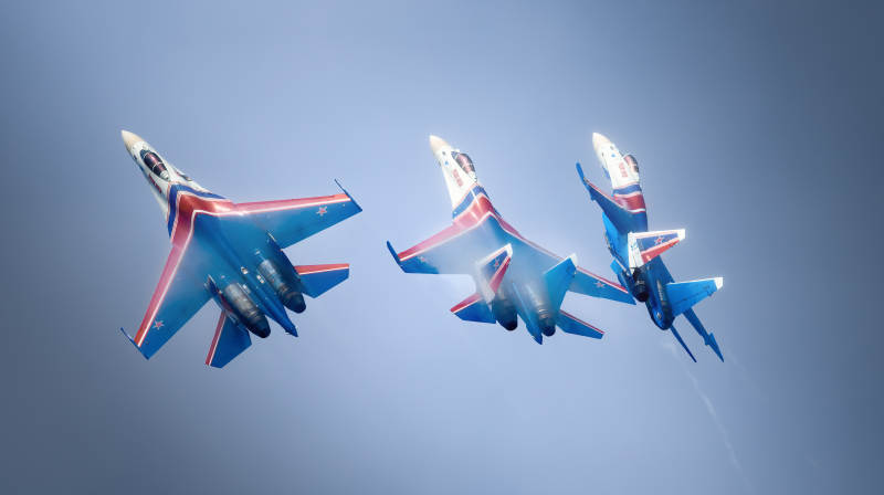 三机编队飞行图片