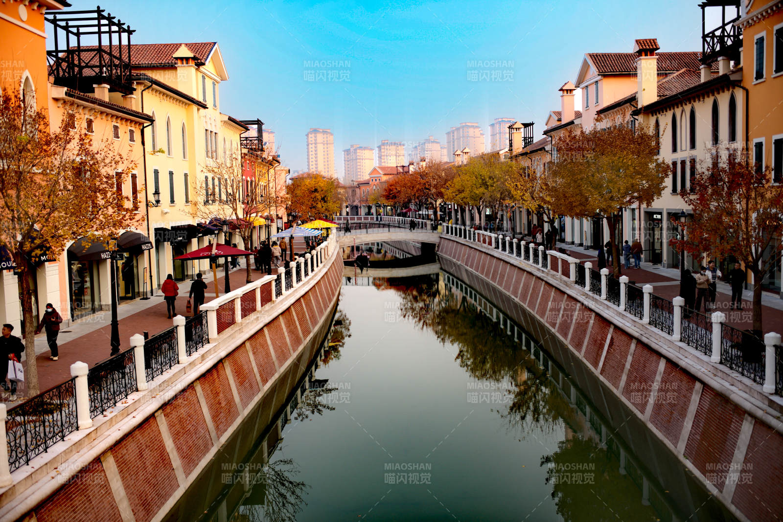 佛罗伦萨小镇水道两旁秋色宜人图片