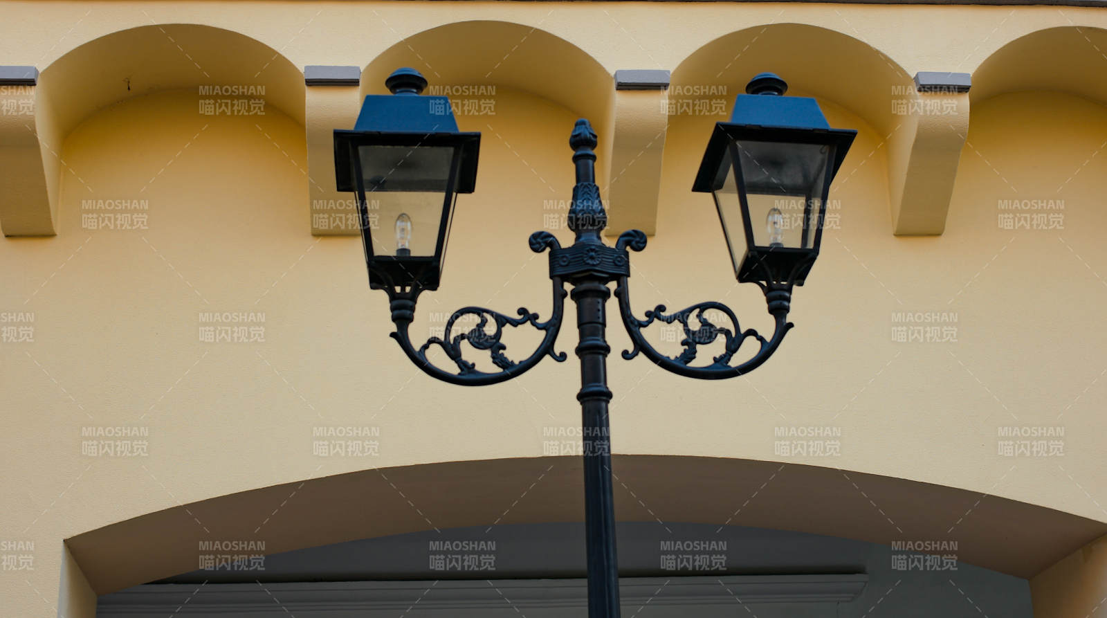 古典路灯映墙影图片
