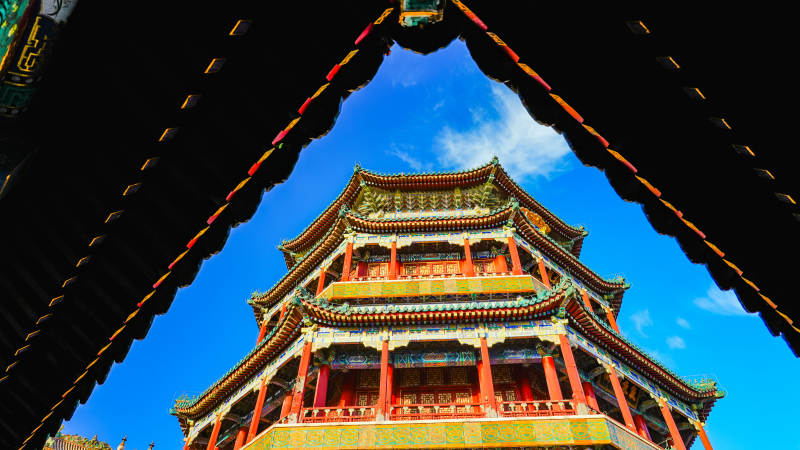 颐和园古塔映蓝天图片