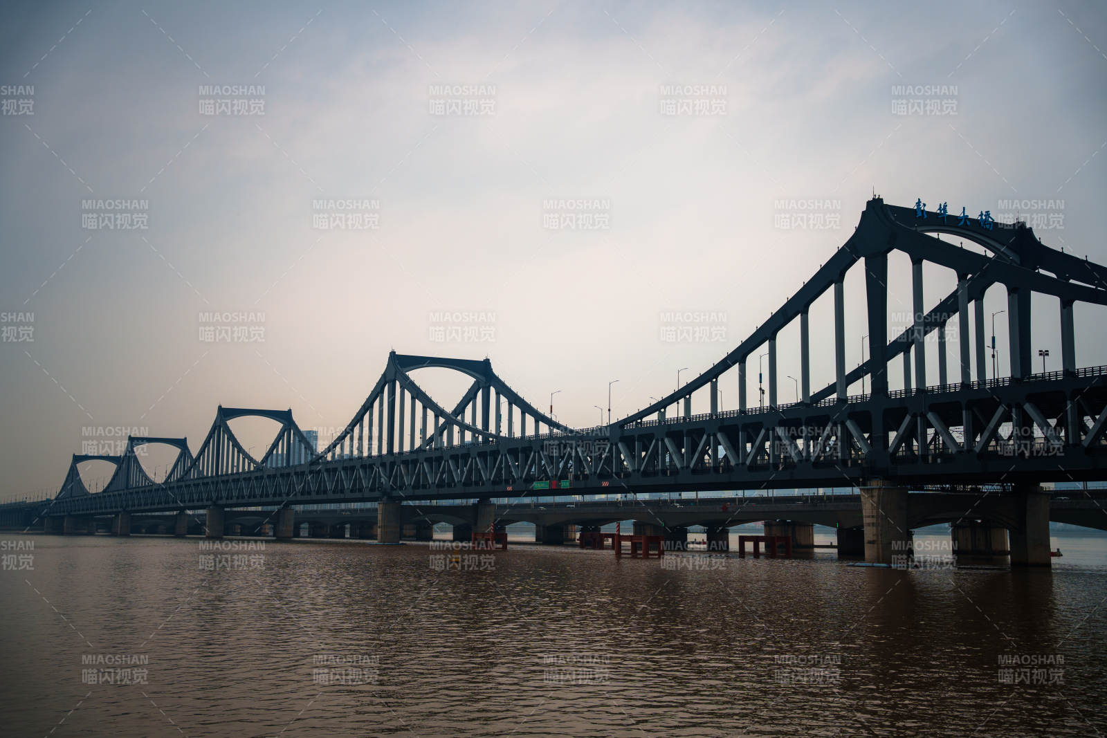 杭州钱塘江彭埠大桥横跨江面图片