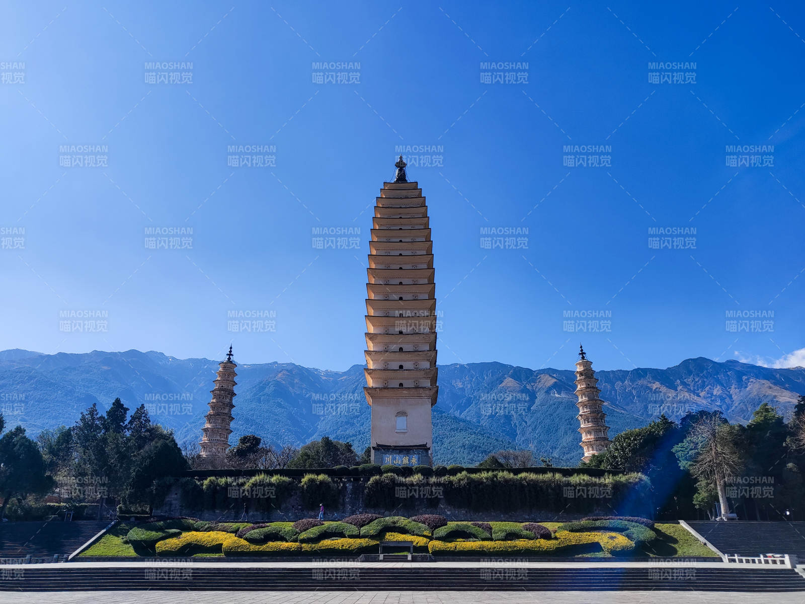 大理崇圣寺三塔映蓝天图片