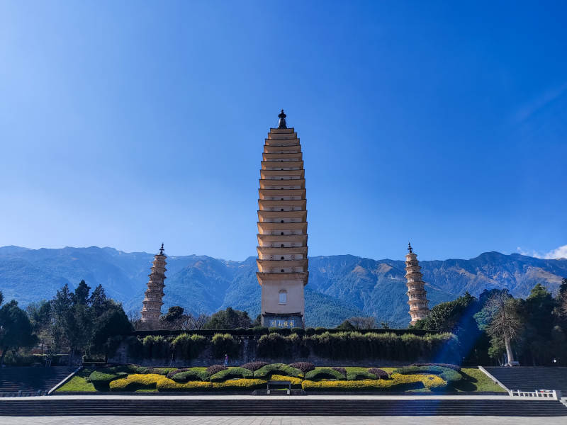 大理崇圣寺三塔映蓝天图片