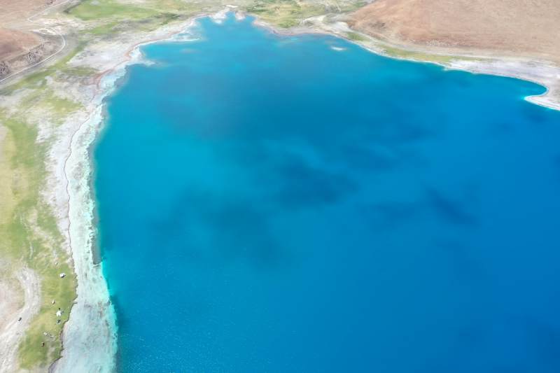 航拍羊卓雍错图片