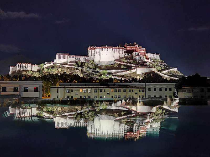 夜幕下的布达拉宫图片