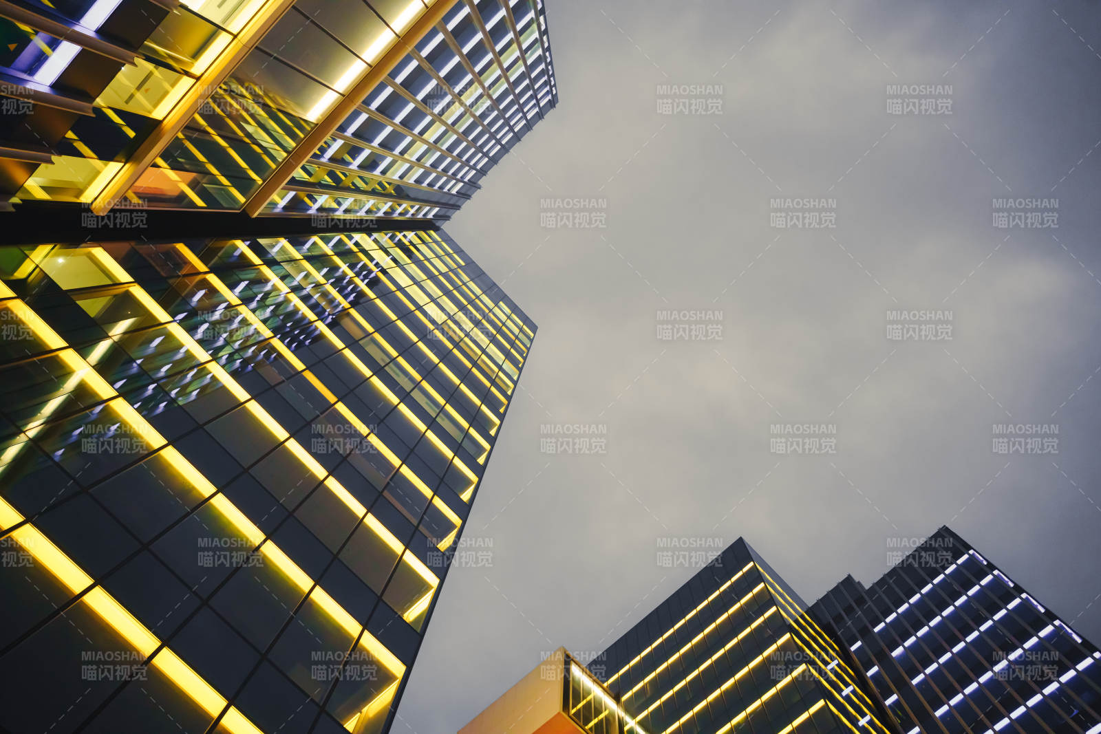 摩天大楼夜景图片