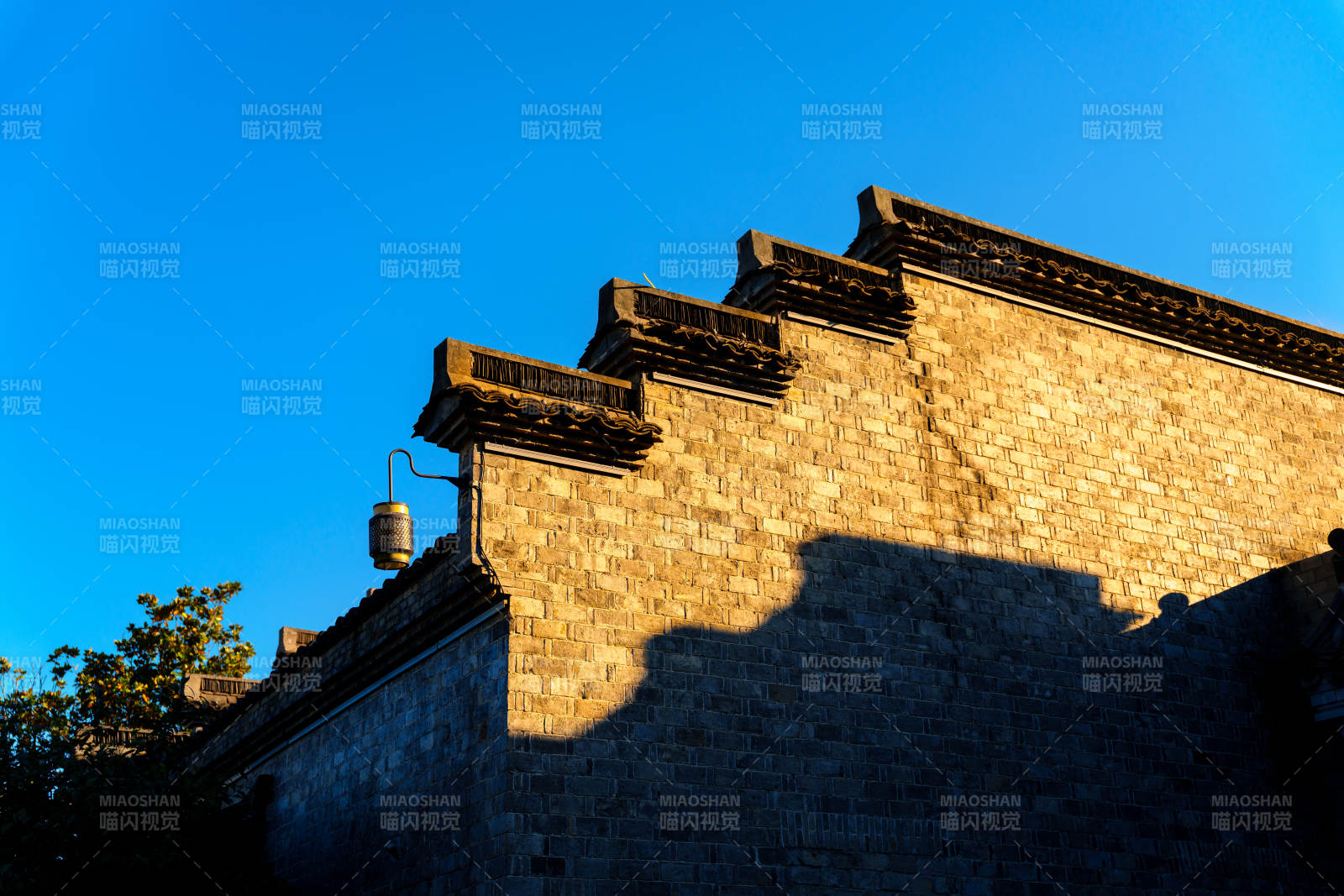 古墙斜阳影图片