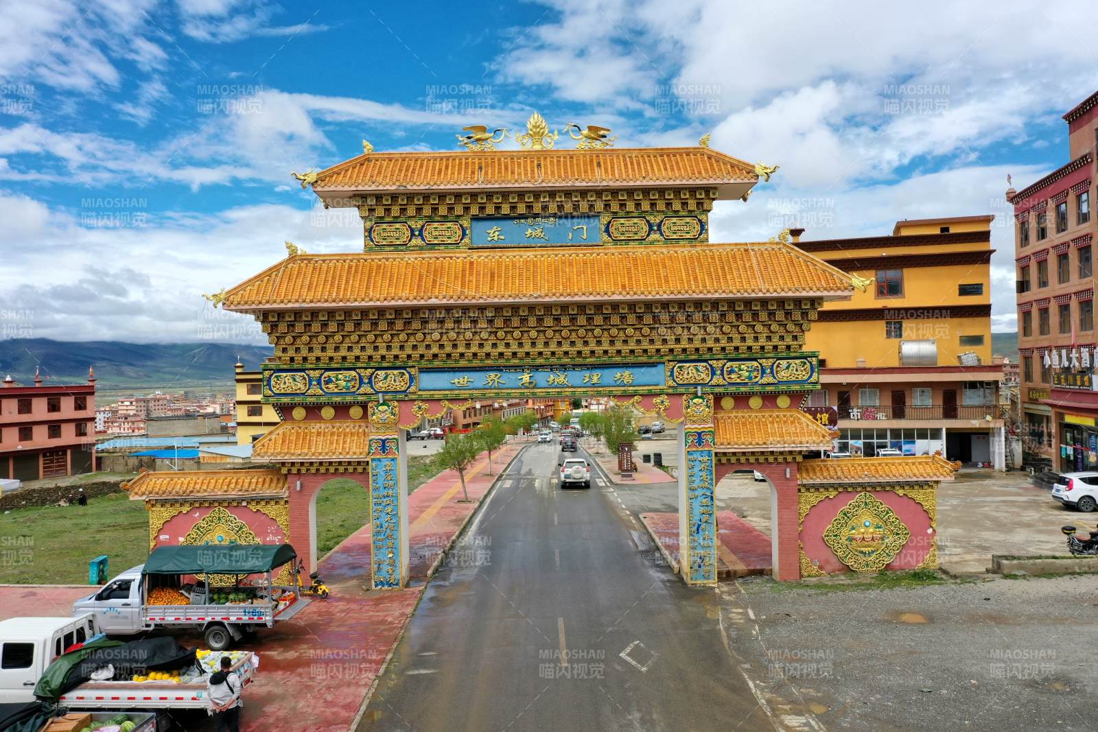 理塘东城门图片