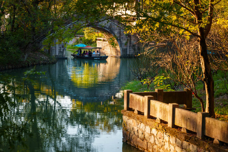 秋日河畔游船景图片