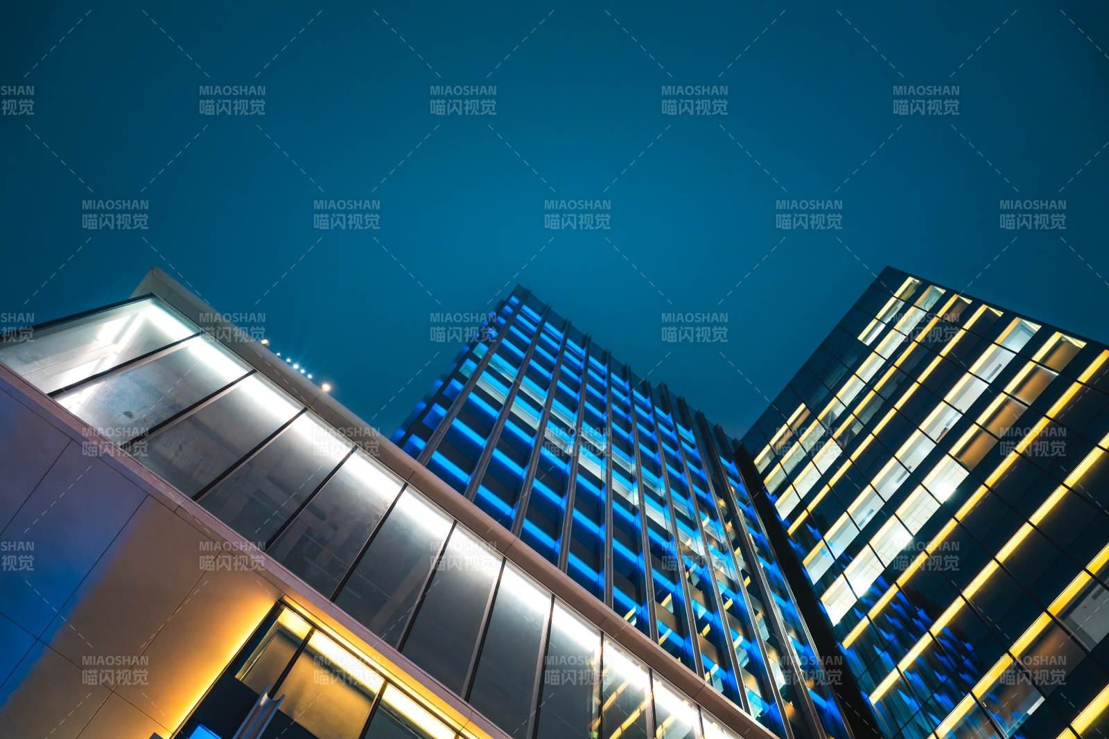 夜幕下的现代建筑群图片