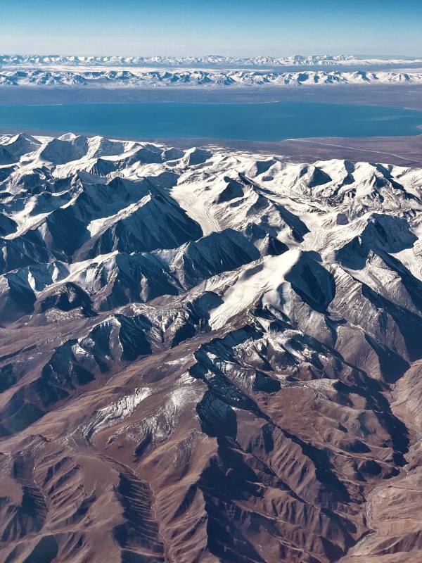 乌鲁木齐飞往武汉途中雪山湖景航拍图片