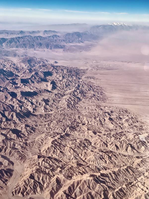 乌鲁木齐飞往武汉途中荒漠山峦航拍图片