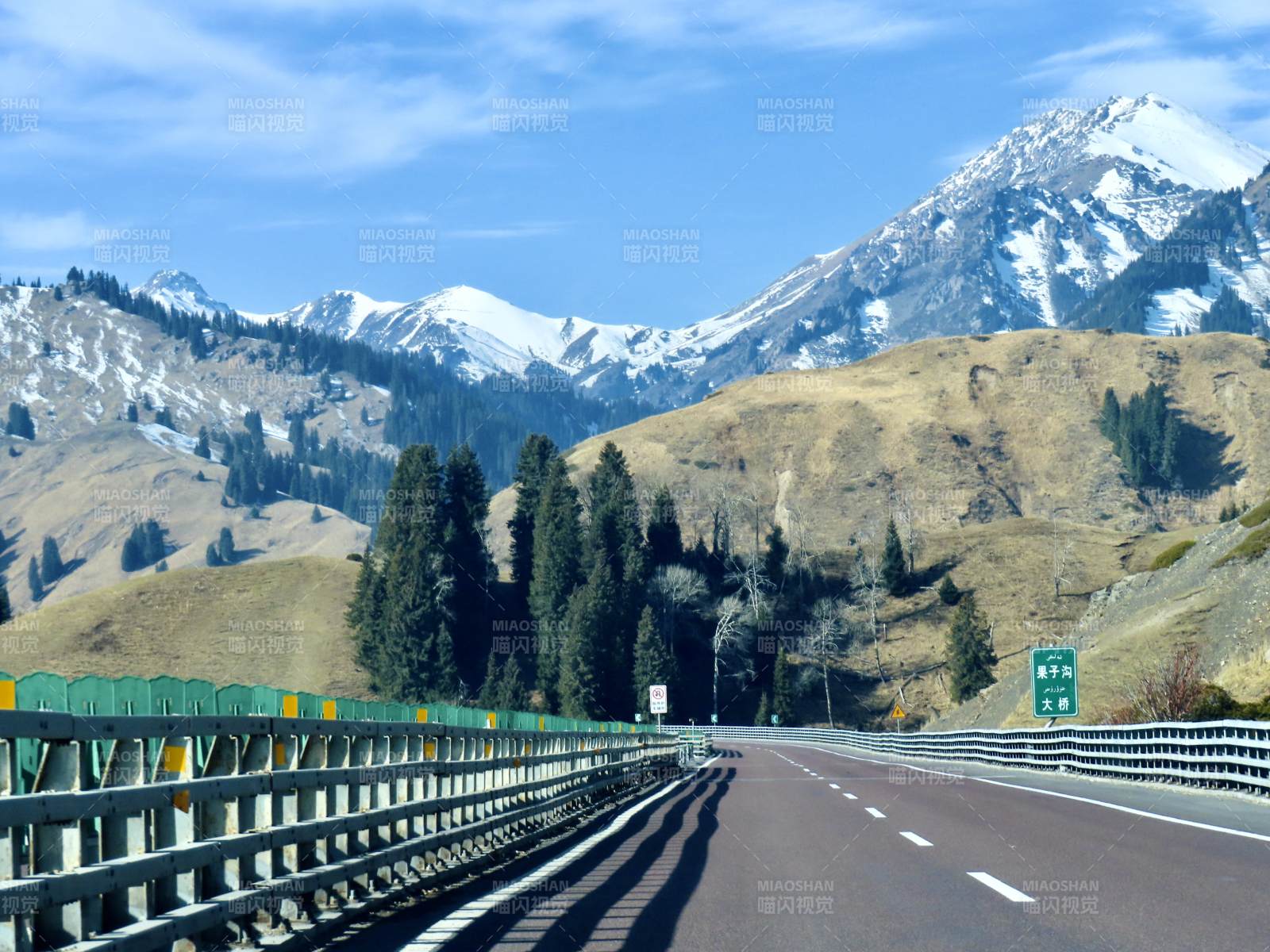 伊犁州果子沟雪山风光图片