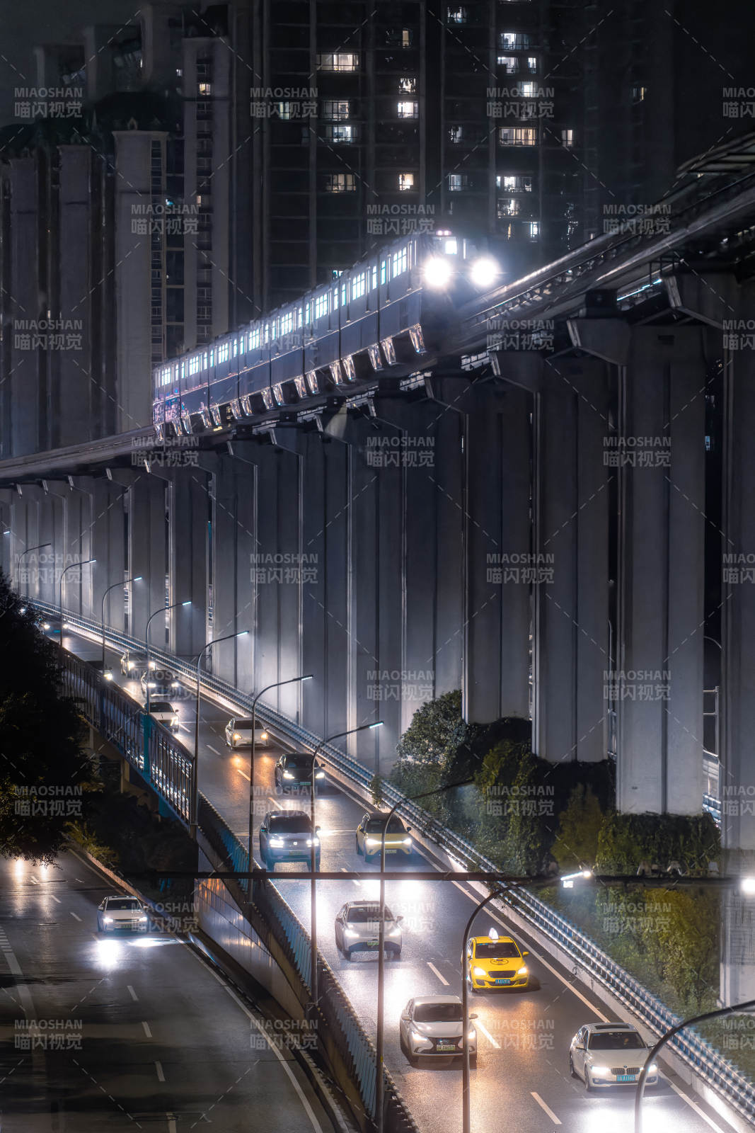 重庆夜幕下的城市轻轨图片