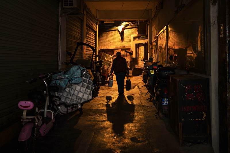 巷夜行人影图片