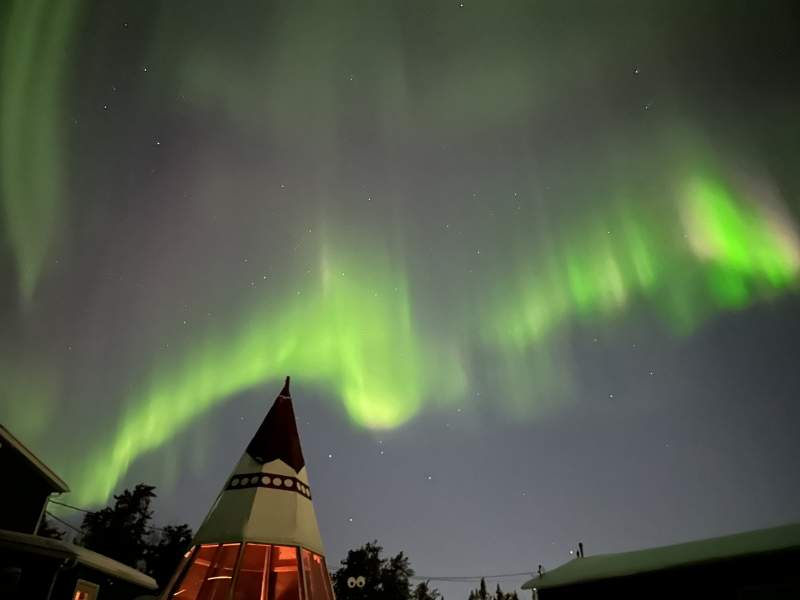 黄刀镇极光映照尖顶屋图片