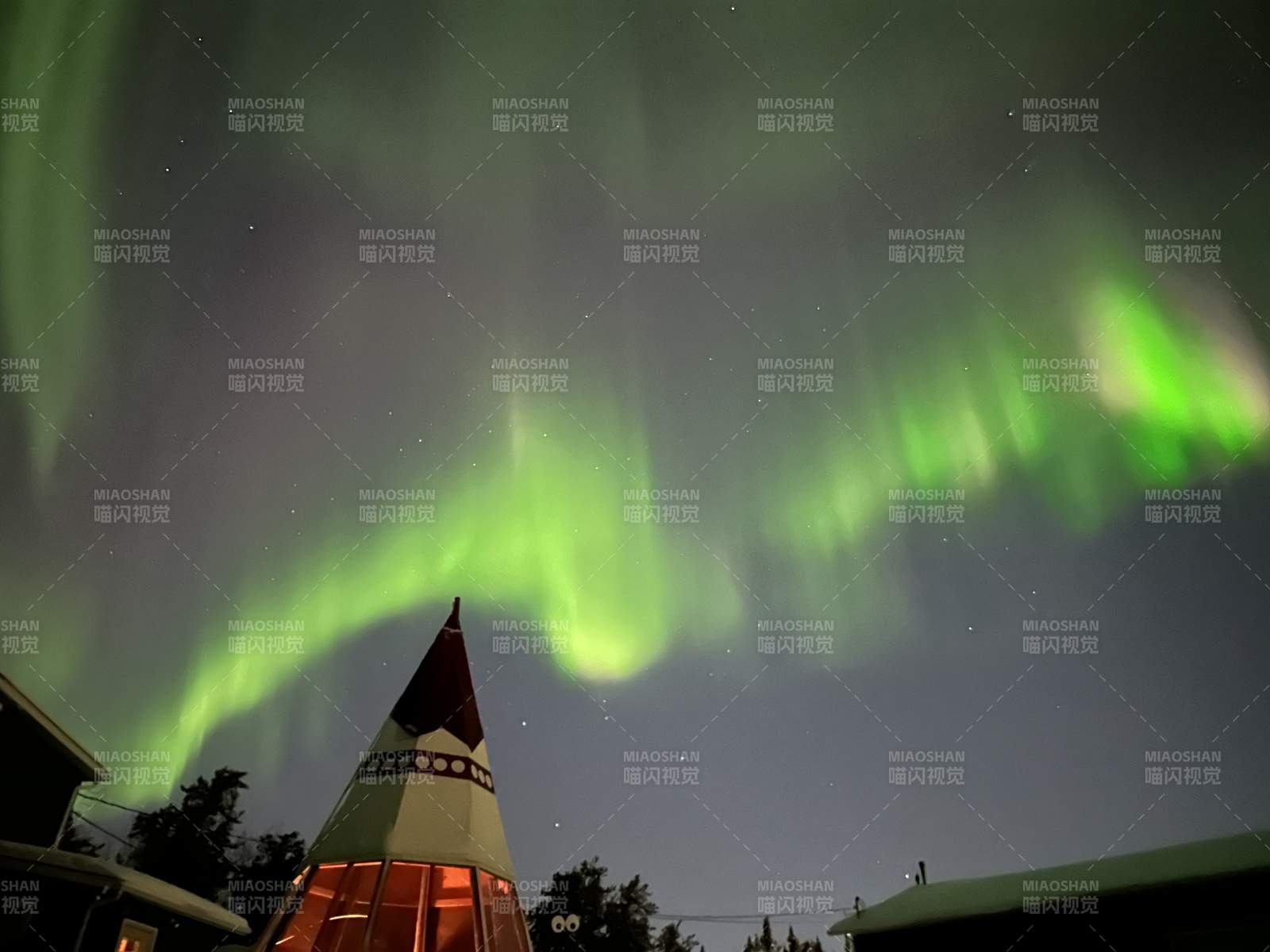 黄刀镇极光映照尖顶屋图片