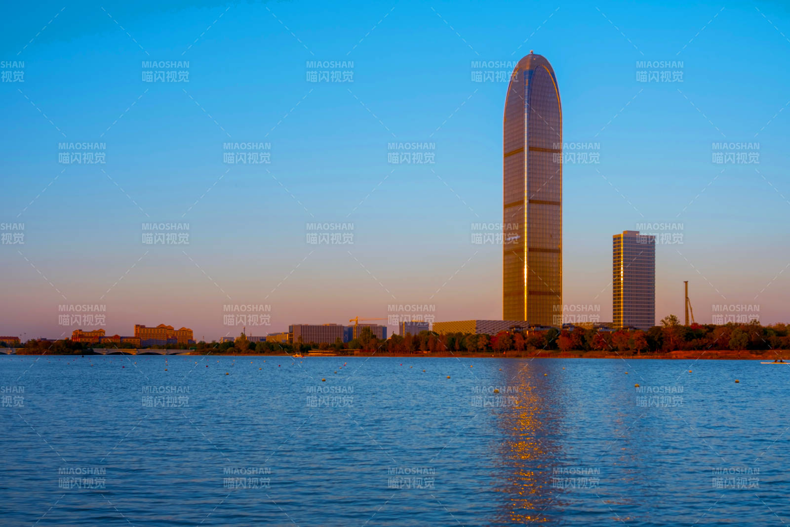 湖畔摩天楼影图片