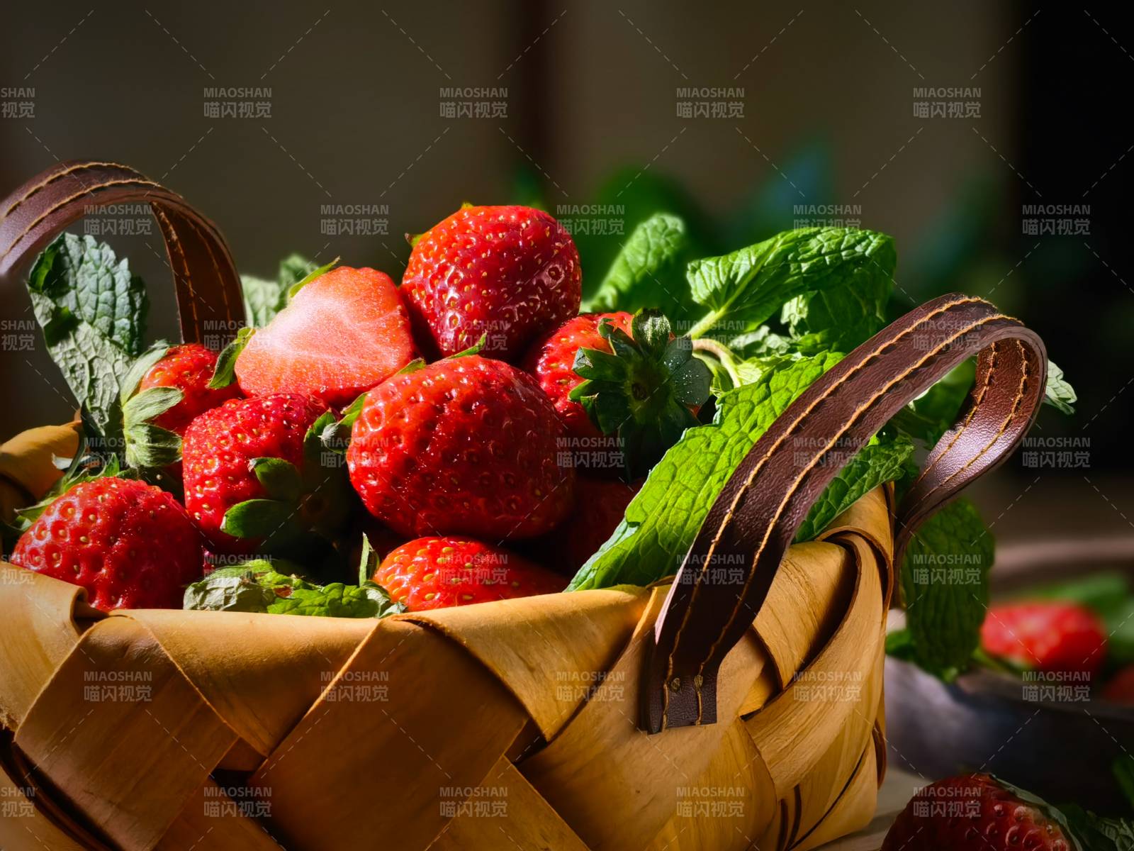 鲜红草莓满篮香图片