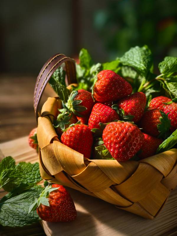 鲜红草莓满篮香图片