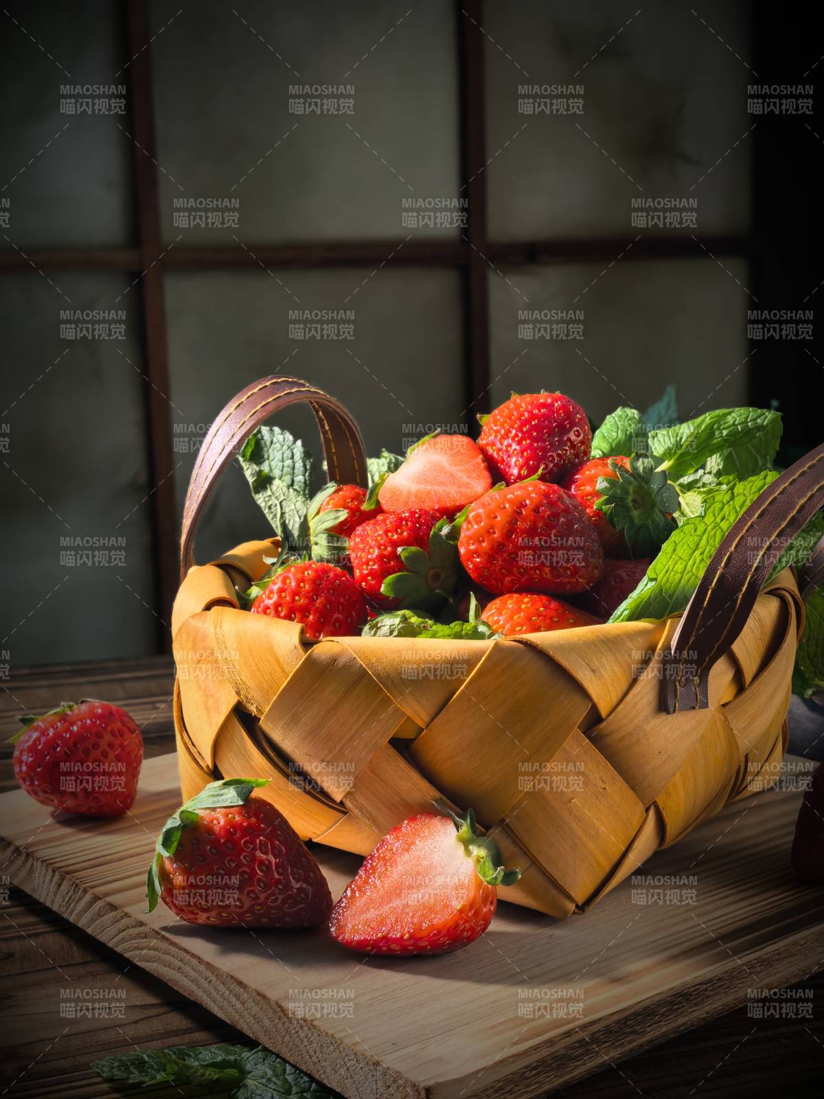 草莓篮子静物图片