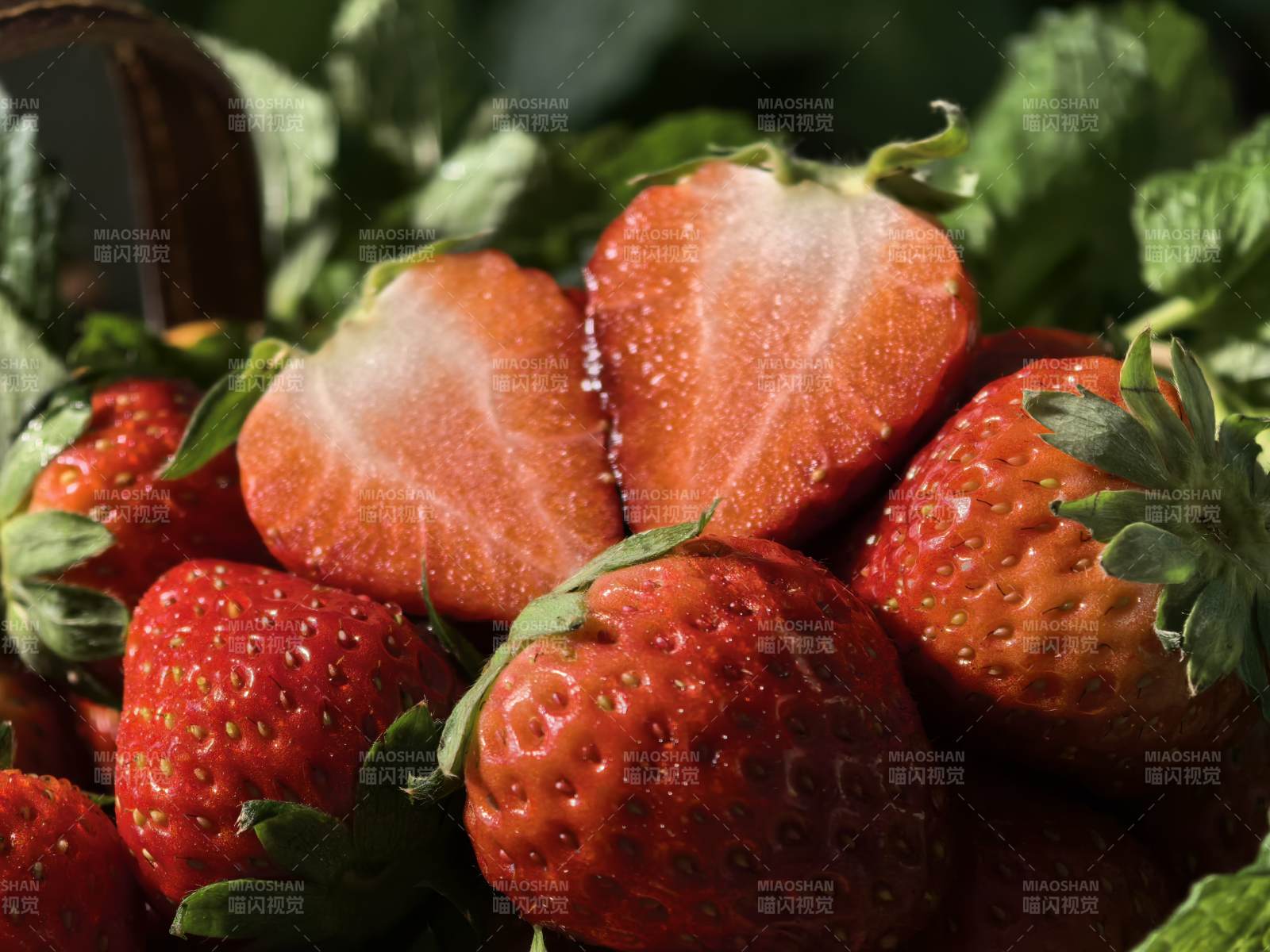 鲜红草莓特写图片