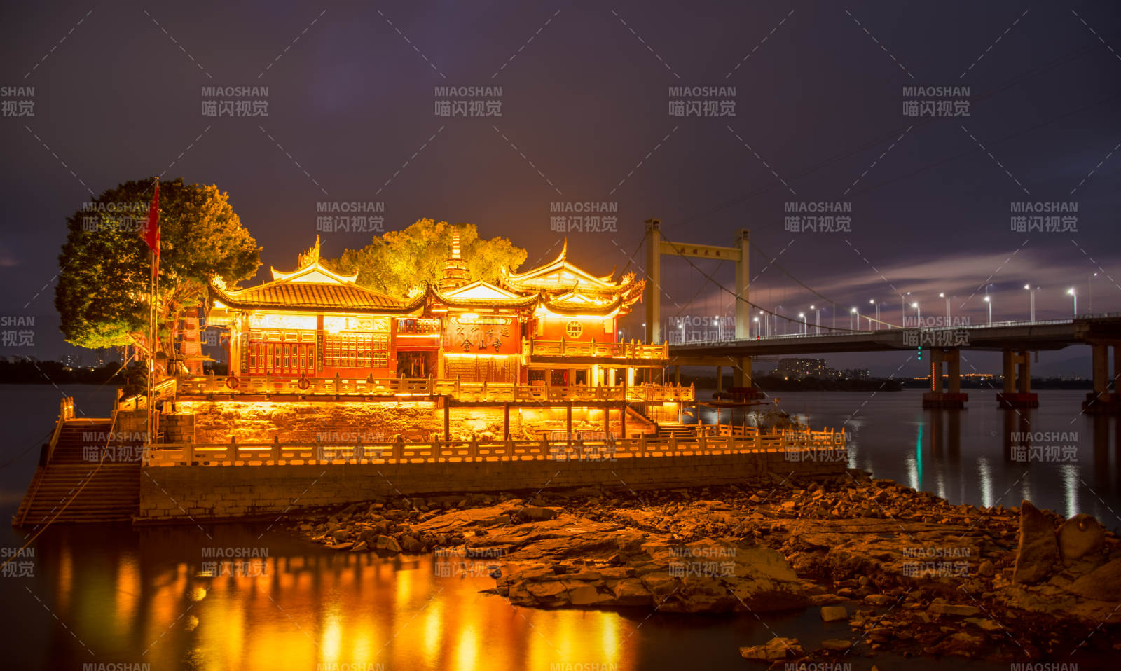 福州金山寺灯火辉煌图片