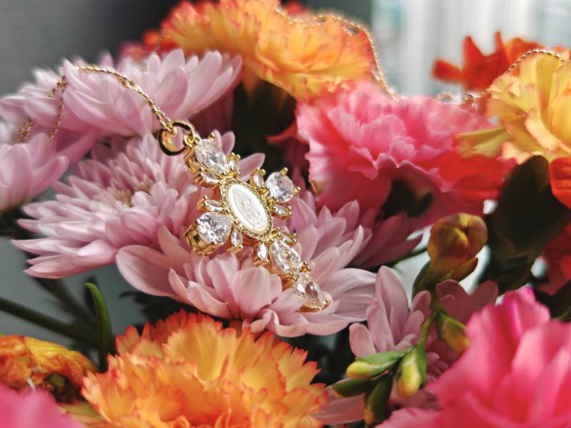 花丛中的十字架吊坠图片