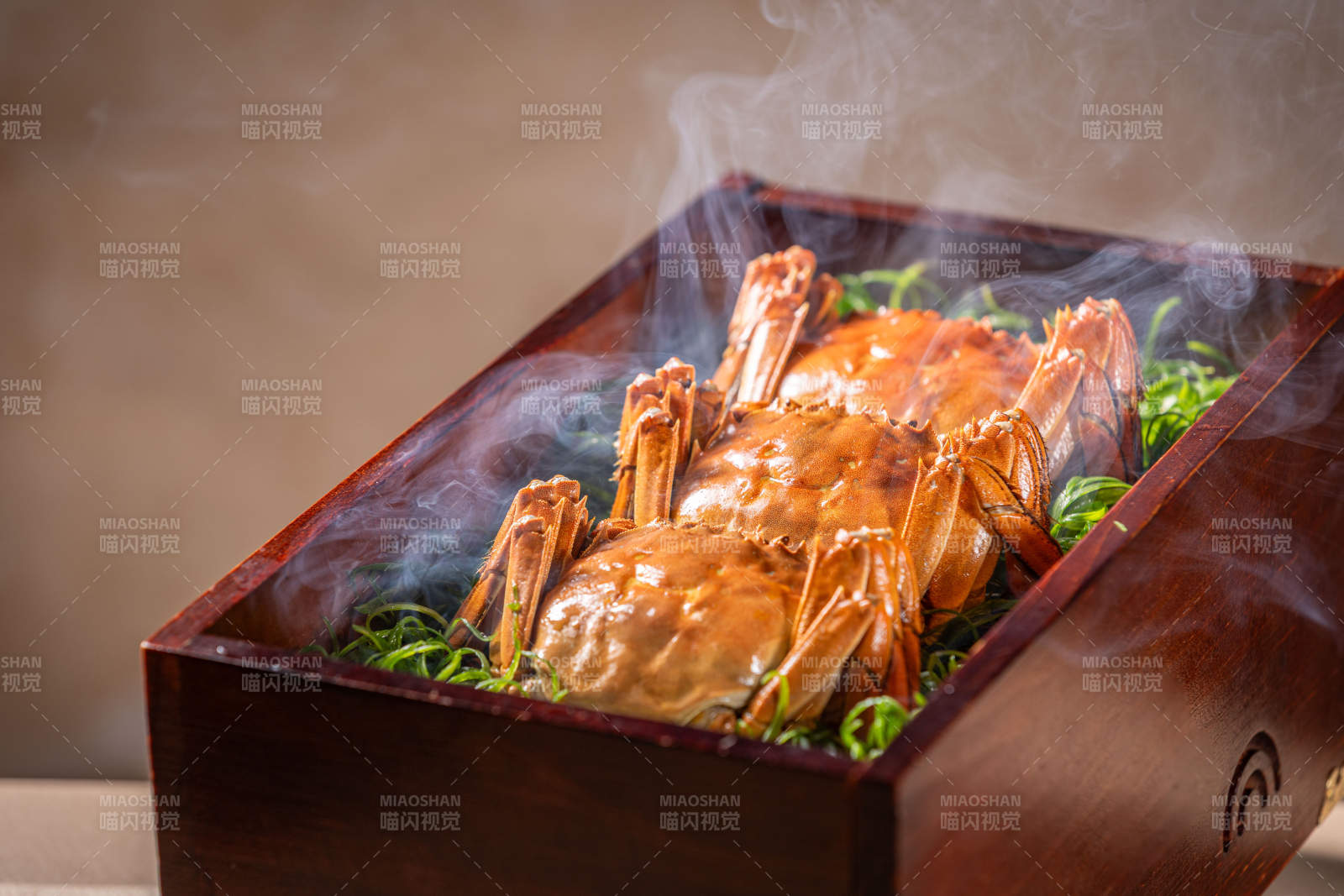 热气腾腾的蒸蟹图片