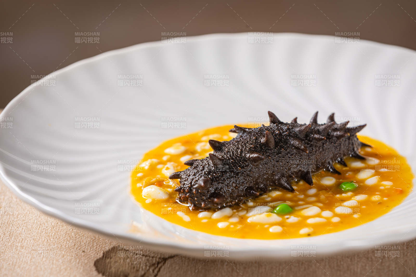 海参配橙色酱汁图片