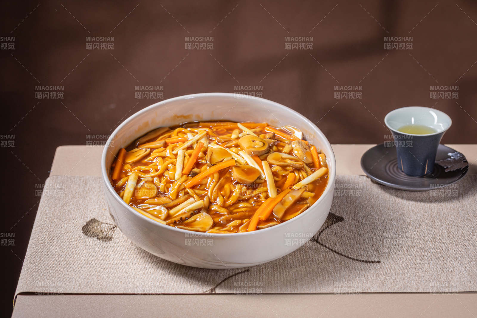 热辣菌汤面图片