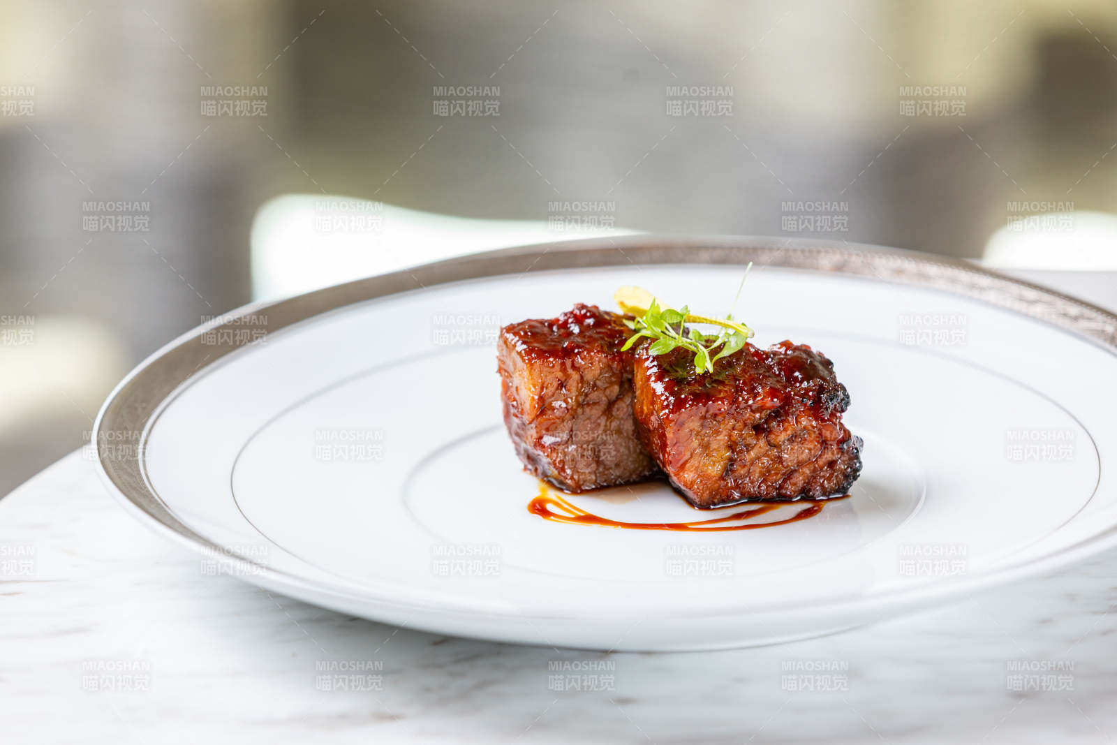 精致烤肉配酱汁图片