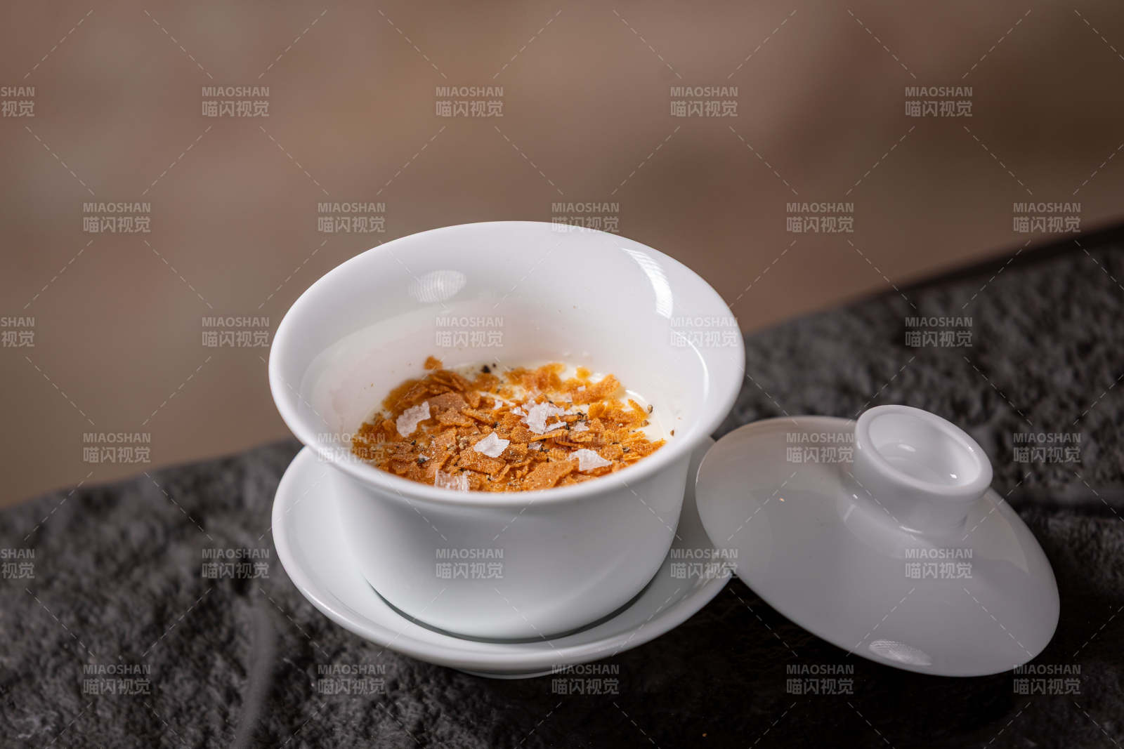 茶盏中的干花茶图片