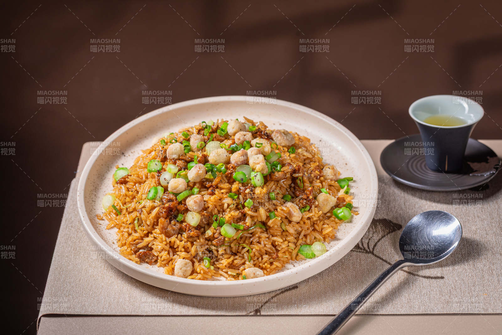 美味炒饭配茶图片