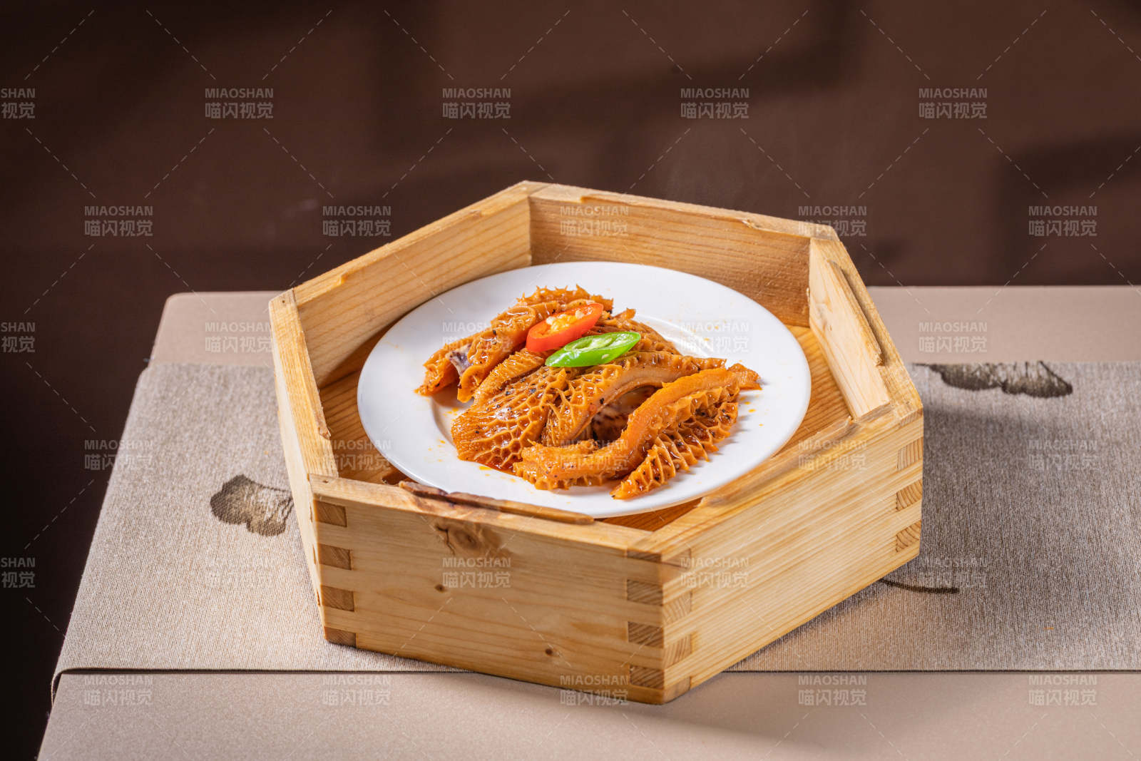 木盒盛装美味佳肴图片
