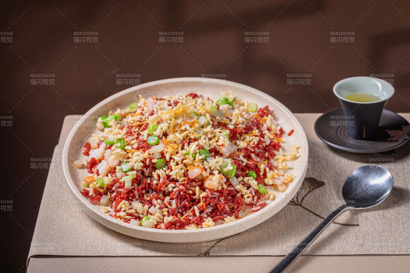 美味炒饭配茶图片